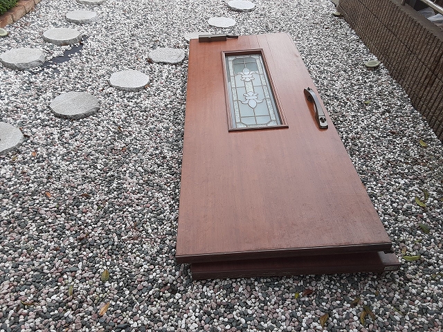 解体した玄関ドア